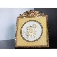 Настенное/настольное панно с изображением ангелов (путти) в золотистой раме.