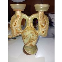 Подсвечник из оникаса , тяжолый красивый , массивный .