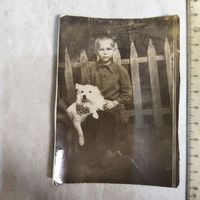 Фотография. История СССР в лицах. Мальчик и собака. 1950-е.