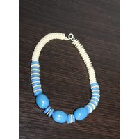 Пластиковые бусы, длина 21 см.