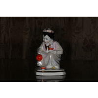 Фарфоровая статуэтка "Юная хозяйка" Дулево