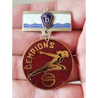 Знак,тяжёлый крупненький,спортивное общество Динамо,Латвия