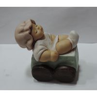 Статуэтка фарфоровая "Ребёнок в коляске" фирмы "Goebel" Германия. Высота 8 см.