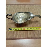 СТАРИННЫЙ ШИКАРНЫЙ СОУСНИК С ЛОЖКОЙ,ТЯЖЕЛЫЙ!