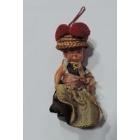 Ёлочная игрушка "Девушка в шляпе" 60-е годы Европа. Длина 9 см. Пластик.