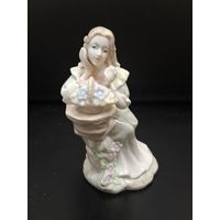 Европейский фарфор. Фигурка - девочка с букетом. Сохран. 14.5 см
