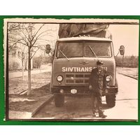 Фото автомобиля МАЗ компании международных перевозок  "Совтрансавто". 1970-80-е. 9х12 см