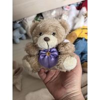 Маленький медвежонок с нарядным бантом