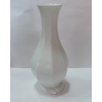 Ваза фарфоровая молочного цвета фирмы ROSENTHAL 70-е годы Германия. Высота 19.5 см.