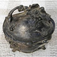 Старинная Шкатулка в Стиле Модерн. М/сплав, серебрение, патина. Размер 7.7см х 10.2см х 8см. Шкатулка в очень хорошем состоянии, присутствуют потёртости на серебряном покрытии.