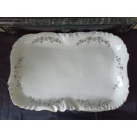 Блюдо сервировочное. Товарищество М.С. Кузнецова. Дмитровский завод. Номерное. 1891-1917 гг.  Российская империя. Длина 50 см, ширина 33 см, вес 2,8 кг. Торги с 1 рубля. МЦ. Без сколов и трещин.