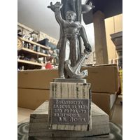 Старт с 1 рубля!Редкость! Статуэтка Владивосток далеко, но, ведь,это город-то Нашенский.(В.И.Ленин)Ростральная колонна Владивостока СССР. 1970-e металл, камень