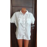 Белая рубашка из тонкого хлопка на 52-54 размер. Отличное состояние. Замеры: длина 64 см, ПОгруди 64 см, ПОталии 61 см, рукав короткий.