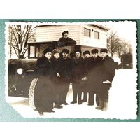 Фото группы товарищей у автомобиля ГАЗ. 8х11 см.