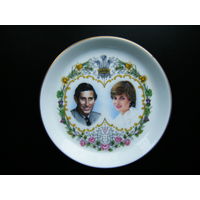 Английская коллекционное блюдце Посвящённое  Королевской свадьбе  принца Чарльза и леди Дианы Спенсер.