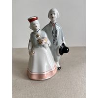 СТАТУЭТКА ФАРФОРОВАЯ "НА ПРОГУЛКЕ. ЛАТЫШСКАЯ ПАРА". 11*7,5*5,5 СМ. РИГА. РИЖСКИЙ ФФЗ. 1950-1970 ГОД. СМ.ФОТО, КЛЕЙМО И ОПИСАНИЕ.