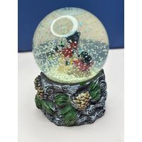 Новогодний снежный шар снегири