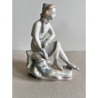 СТАТУЭТКА ФАРФОРОВАЯ "КОНЬКОБЕЖКА". 14*12*8 СМ. РИГА. РИЖСКИЙ ФФЗ. 1950-1970 ГОД. РЕДКАЯ ! СМ.ФОТО, КЛЕЙМО И ОПИСАНИЕ.