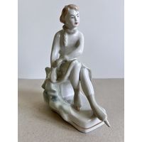 СТАТУЭТКА ФАРФОРОВАЯ "КОНЬКОБЕЖКА". 14*12*8 СМ. РИГА. РИЖСКИЙ ФФЗ. 1950-1970 ГОД. РЕДКАЯ ! 1 СОРТ. КРАСНОЕ КЛЕЙМО. СМ.ФОТО, КЛЕЙМО И ОПИСАНИЕ.