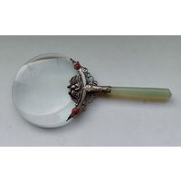 Лупа, увеличительное стекло в красивом оформлении