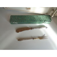 Набор столовый 'Эгоист' из 2 предметов (вилка 800, нож 875). Ручки полые из серебра, рабочая часть - металл. Клеймо корона, полумесяц. Футляр неродной: антикварный Китай (шелк, бархат, атлас).