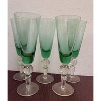 Набор винтажных фужеров зеленого цвета.