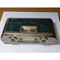 Театральный складной бинокль Минск  , увеличение 2,5х60 , выпускавшийся в СССР   , ПО  Интеграл , завод Электроника . Эти бинокли часто производились  к Олимпиаде-80 с  рубля .