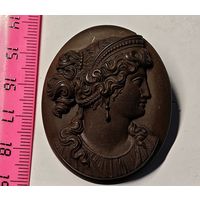 Брошь камея вулканит черная лава