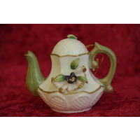 Статуэтка фарфоровая " Чайник " ( Филиппины ) высота 8 см , ширина 9,5 см