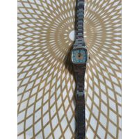 Часы наручные Чайка  с браслетом, тикают.  В коллекцию,ремонт,на запчасти.Состояние на скане.