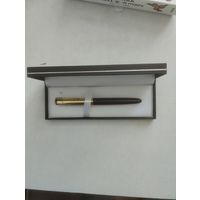 Ручка перьевая в футляре.