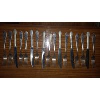 Вилки и ножи.