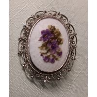 Винтажная брошь. Фиалки. Филигрань. Вставка -  вышивка Petit Point.