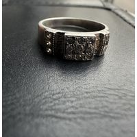 Кольцо. Серебро 925 с камнями в квадрате