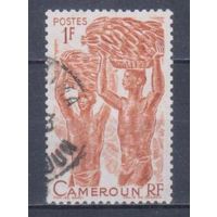 [1142] Французские колонии. Камерун 1946. Культура и быт.Сбор бананов. Гашеная марка.