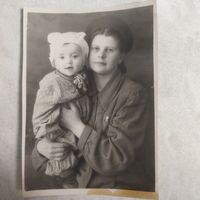 Фотография. Девушка с ребенком. Значок 30 лет ВЛКСМ. 1951 год.