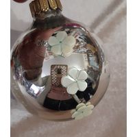 Игрушка ёлочная Шар с белыми цветами (наклеены), стекло. ГДР