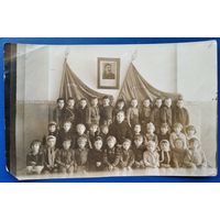 Фото детей под чутким взором вождя. 1930-е? 11.5х18 см.