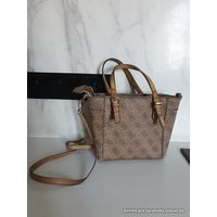 Сумка guess оригинал. Через плечо. 20 руб  Б.у. Состояние на фото. Потерты ручки, желателен ремонт ручки.  За мизерную цену 20 руб.