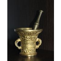 Латунная, винтажная ступка с пестиком.