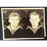 Фото двух военных моряков с эскадренного миноносца "Отчаянный" Северного флота. 1959 г. 9х12 см.