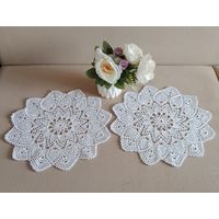 Комплект из двух вязаных салфеток
