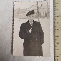Фотография. Молодой человек с папиросой в пальто в день выборов. 1957 год.   г. Щигры. Ретро СССР.