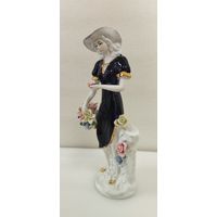 Статуэтка фарфоровая Девушка в шляпке с корзиной цветов, высота 30 см. Европа