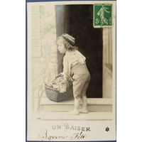 Детская фотооткрытка. Целую. С праздником. Франция. Начало 20-го века.