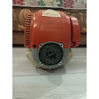 Двиганель от мотокосы 4Т Eland, четырёхтактный, менялся поршень, кольца, подшипники, прокладка из картона подтекает маслом. Заводится 1 раз из ста. Надоело ковыряться в нём.