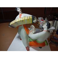 Фарфоровая статуэтка называется   - Гопак также известна как Украинский танец  , Танец с бубном  .Она была изготовлена на Полонском заводе СССР .