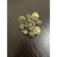 Брошь винтажная , украшена крупными желтыми кристаллами и мелкими зелеными камнями установленные в филигранную металлическую оправу