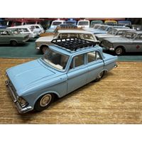 Москвич 408 с багажником, решетка с двумя круглыми фарами. Классический светло-голубой цвет. Пятничный вечер в синих, голубых и серых тонах.