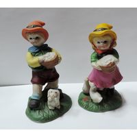 Статуэтки фарфоровые "Дети с корзинками" 80-е годы Европа. Высота 11.5 см. - 2 шт.